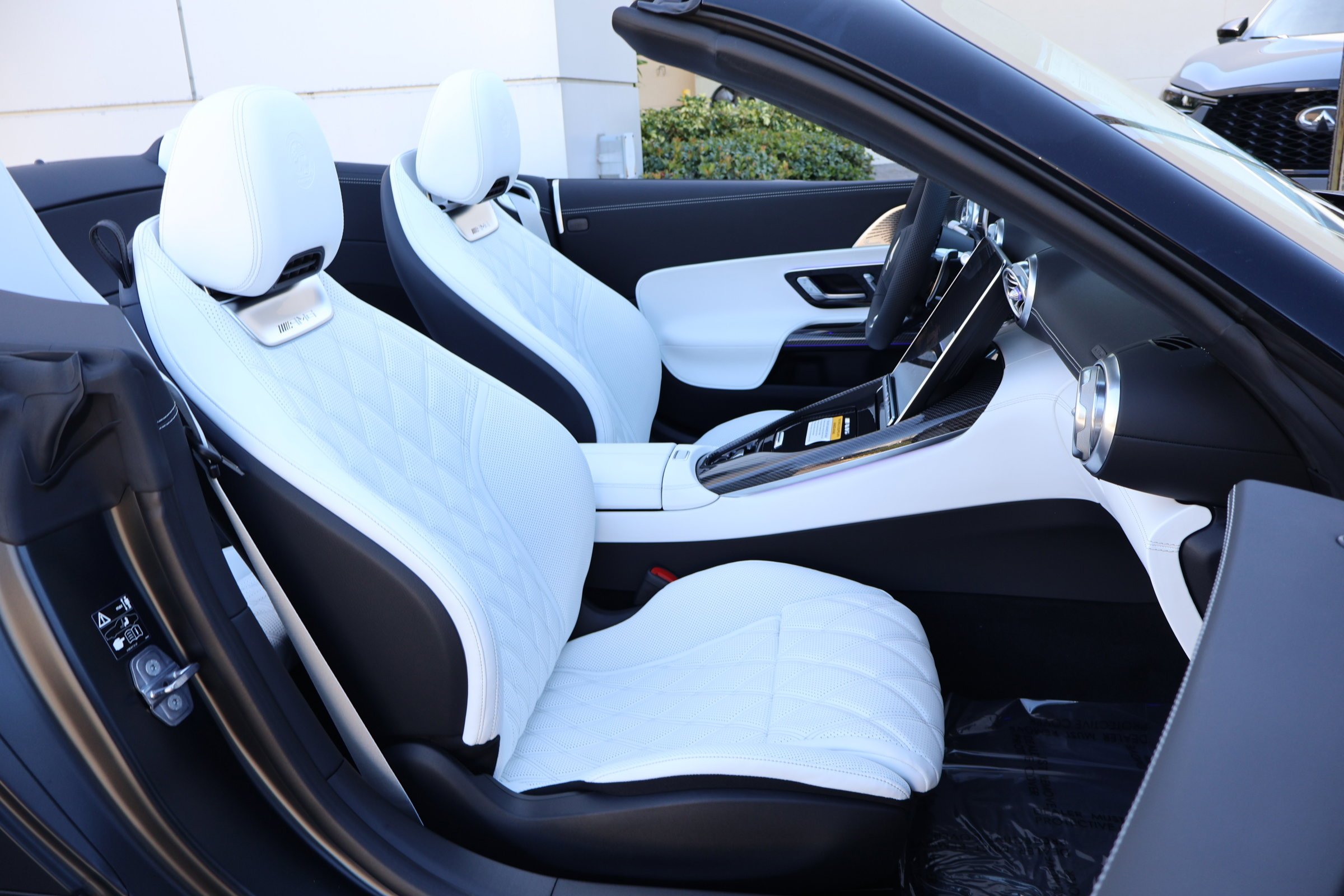 New 2026 MANUFAKTUR Night Black Magno Mercedes-Benz AMG® SL 63 S E Performance image 21