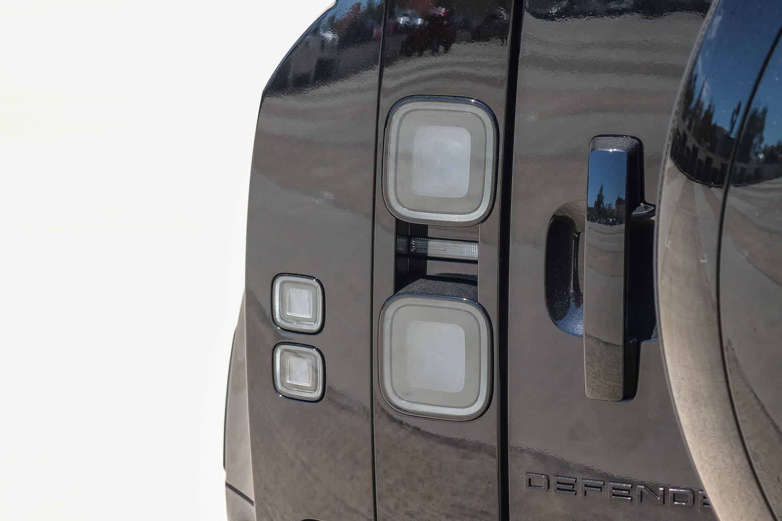 New 2026 Santorini Black Land Rover X-Dynamic SE image 6