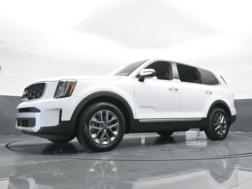 Used 2025 Glacial White Pearl Kia LX image 58