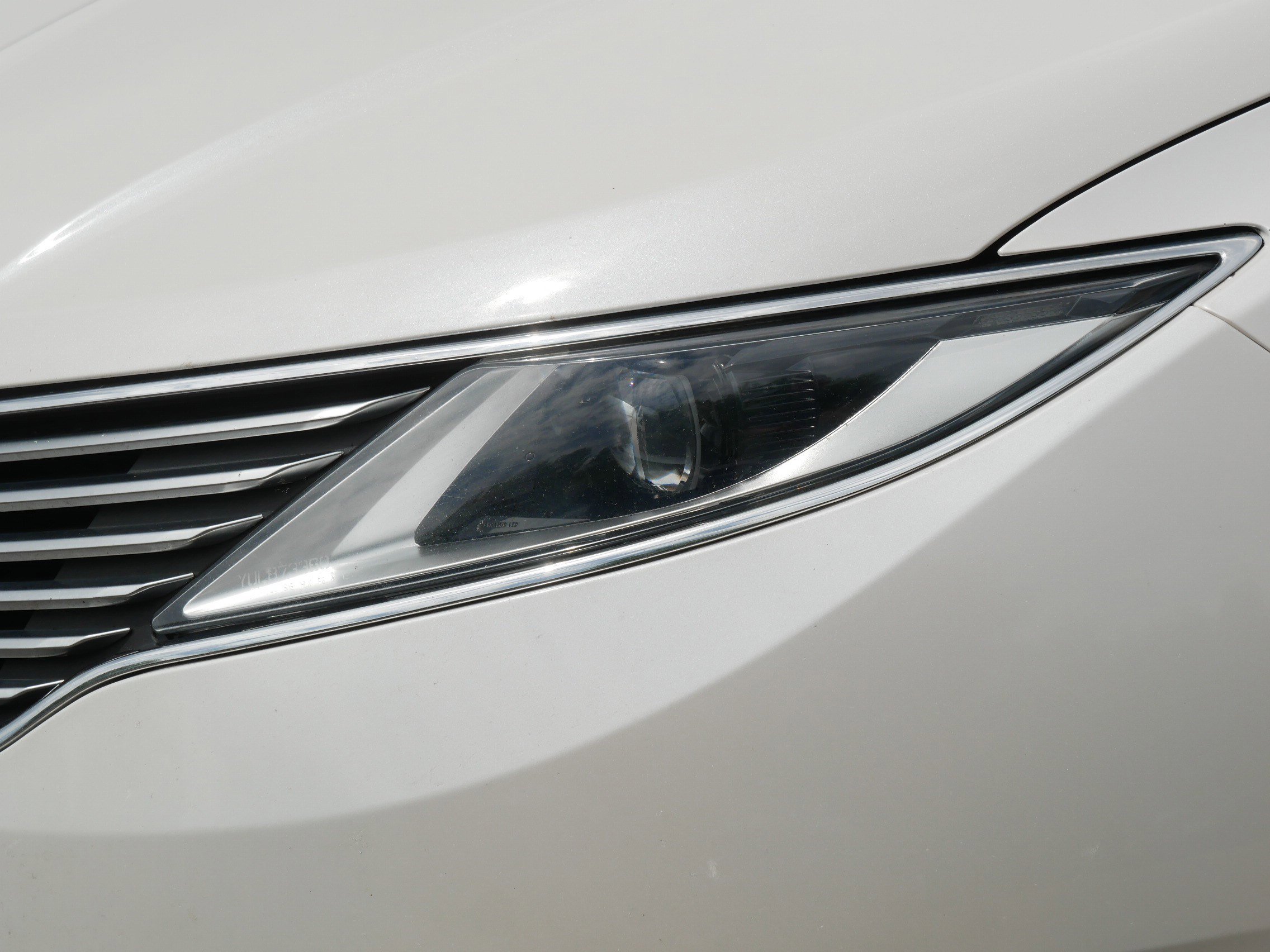 Used 2015 White Platinum Metallic Tri-Coat Lincoln Hybrid image 16