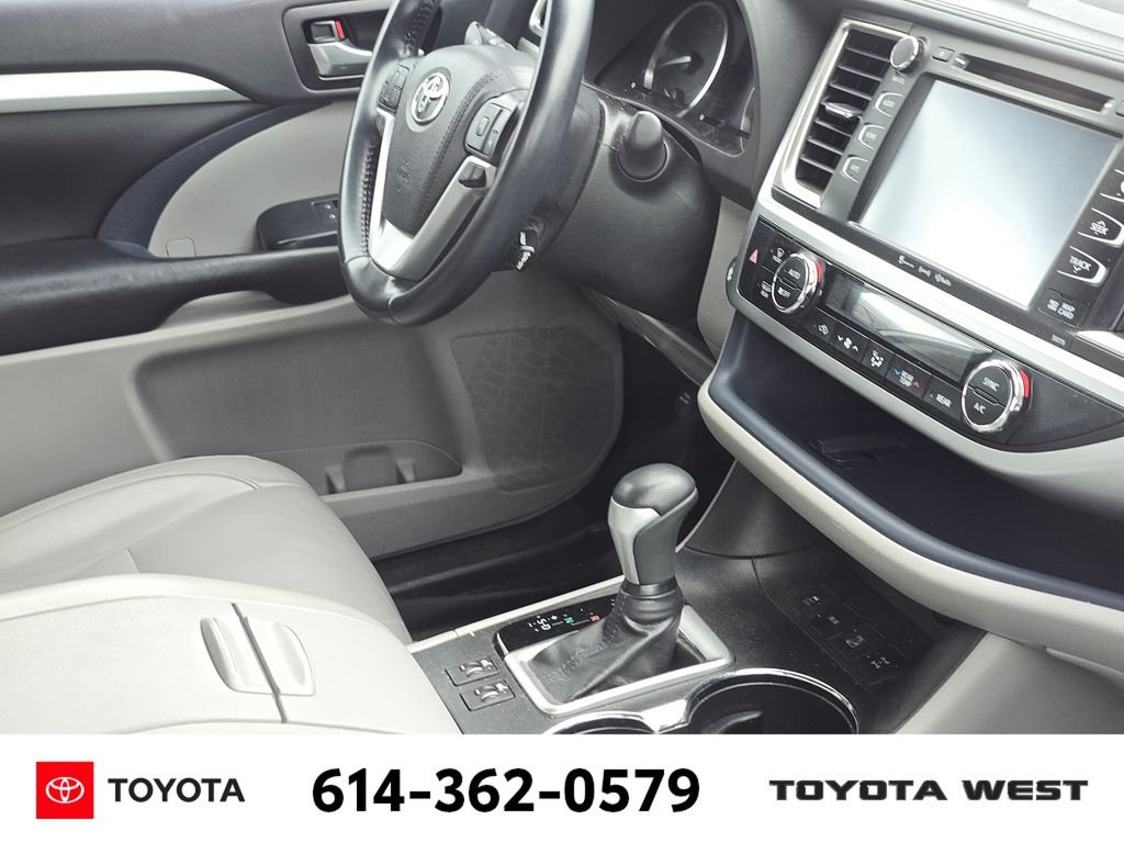 Used 2018 Silver Toyota XLE image 12