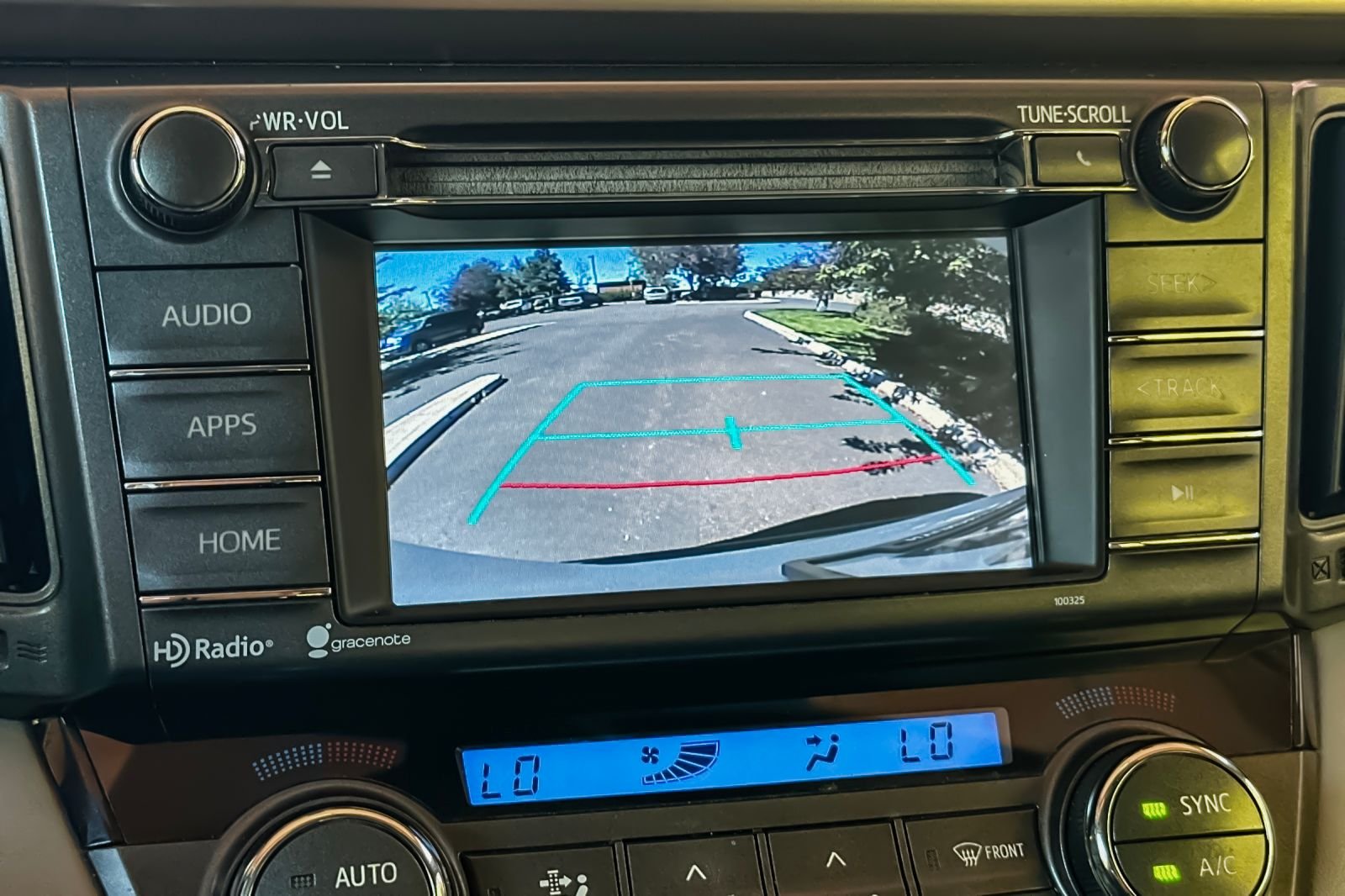Used 2015 White Toyota XLE image 25