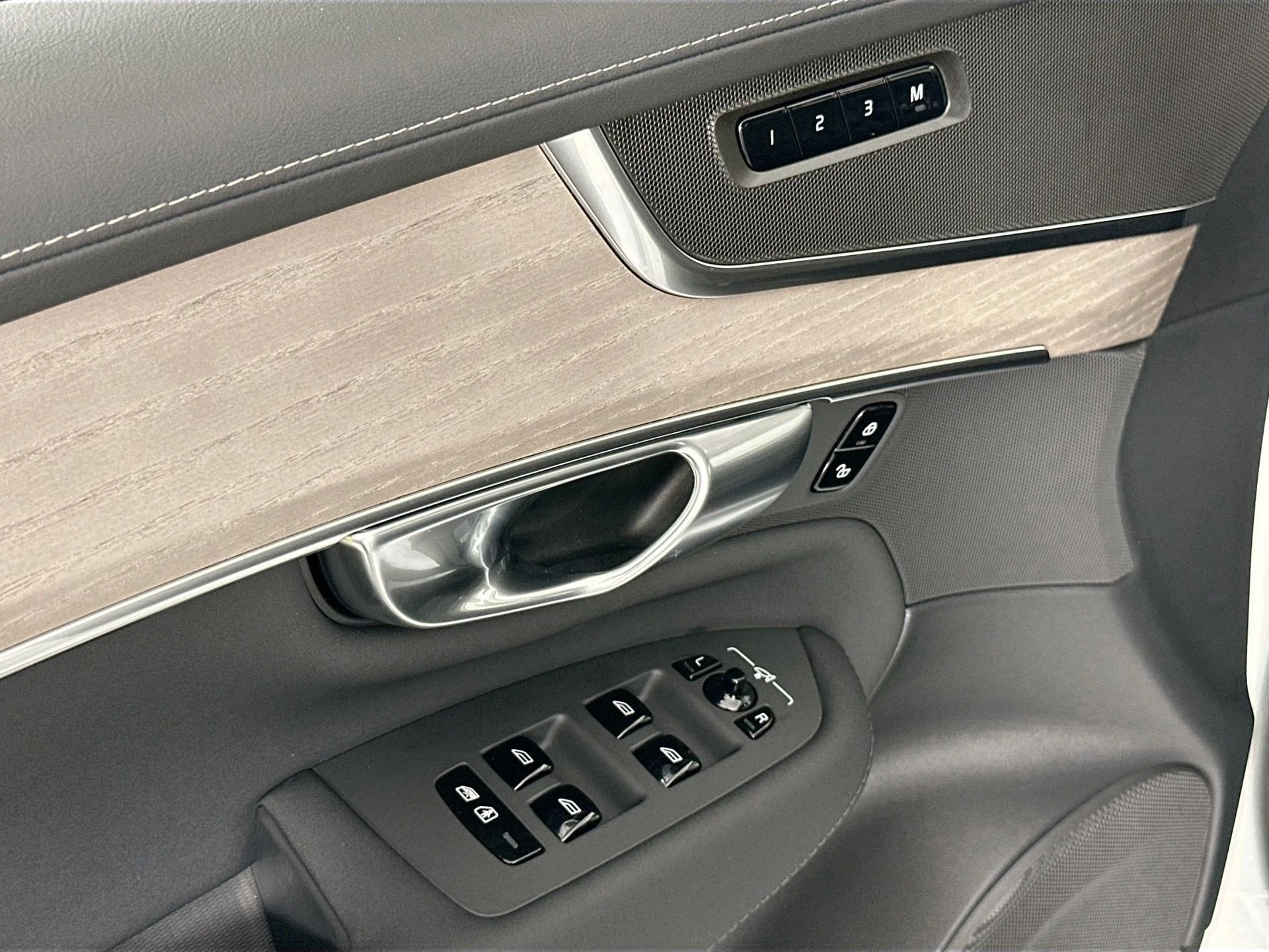 New 2026 Crystal White Volvo Plus image 18