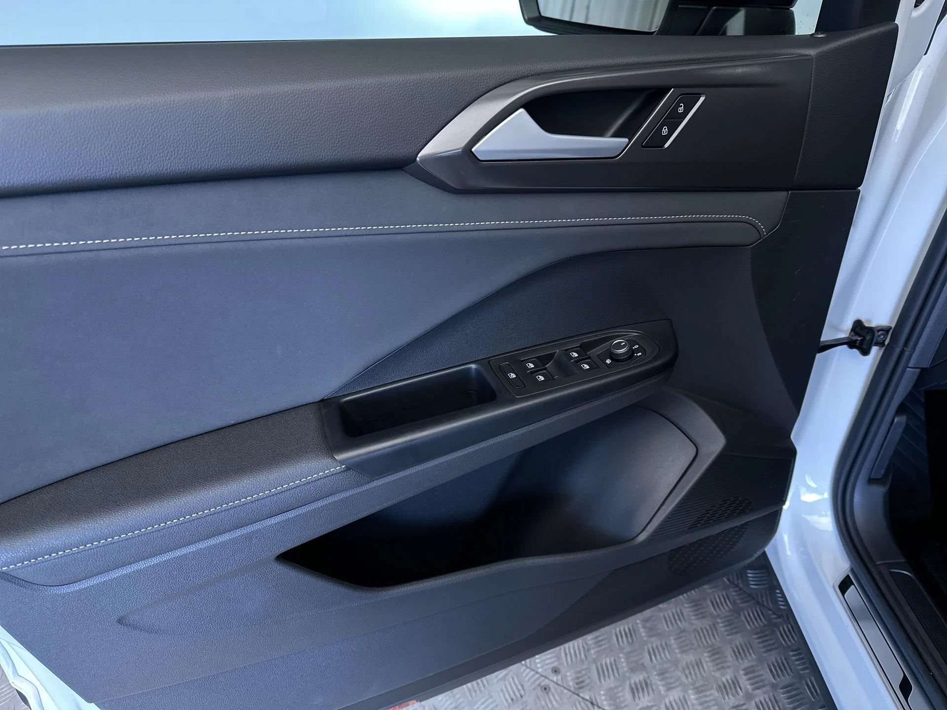 2025 Volkswagen Taos SE Black - Photo 15