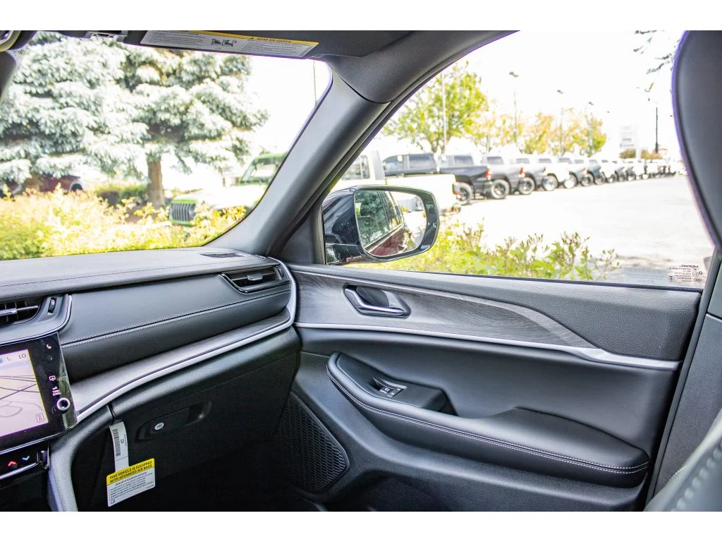 New 2026 Velvet Red Pearlcoat Jeep Laredo Altitude image 20