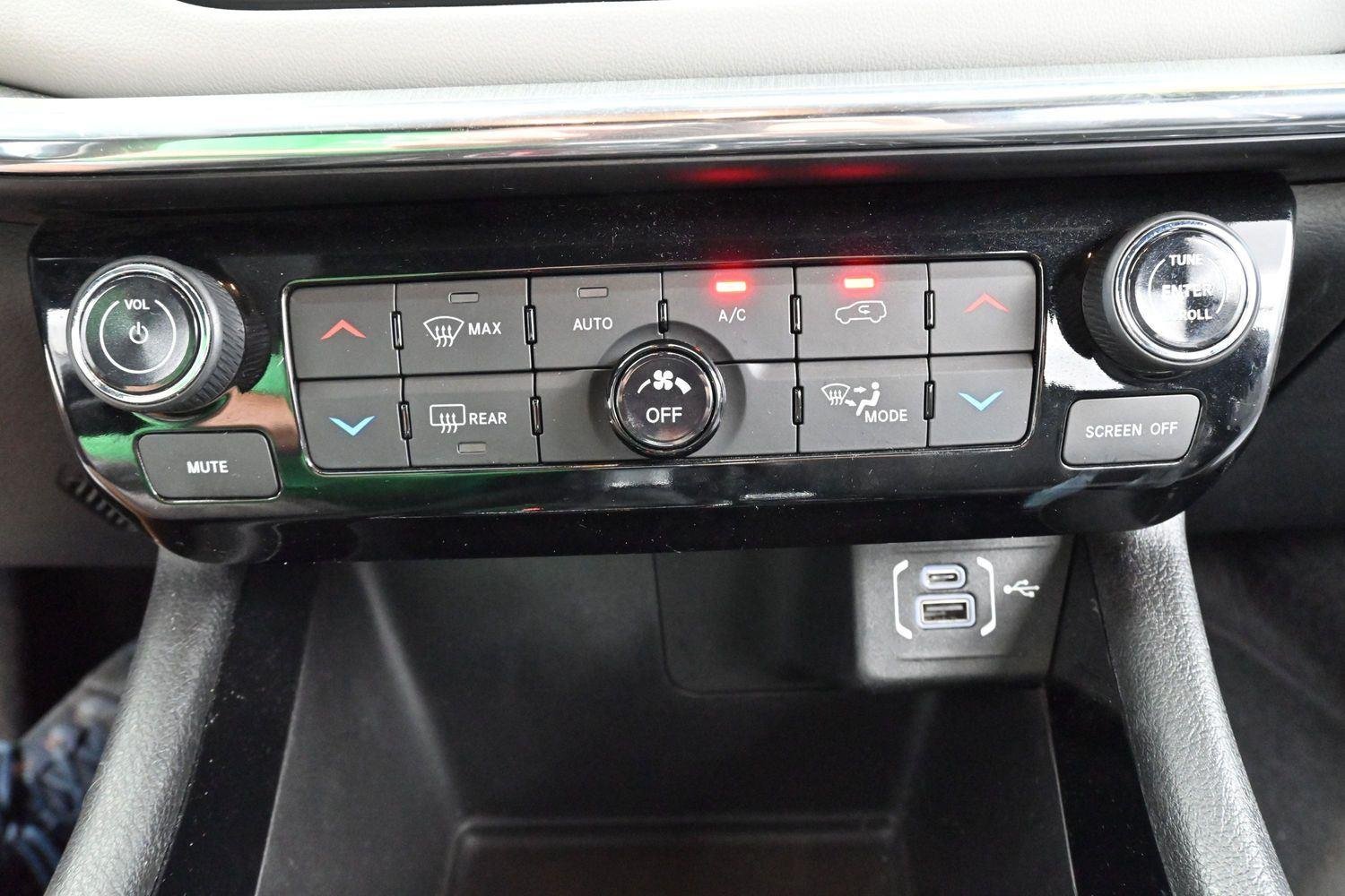 Used 2023 Diamond Black Crystal Pearlcoat Jeep Limited image 22