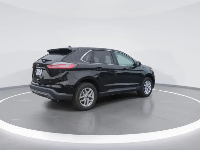 Used 2022 Black Ford SEL image 8
