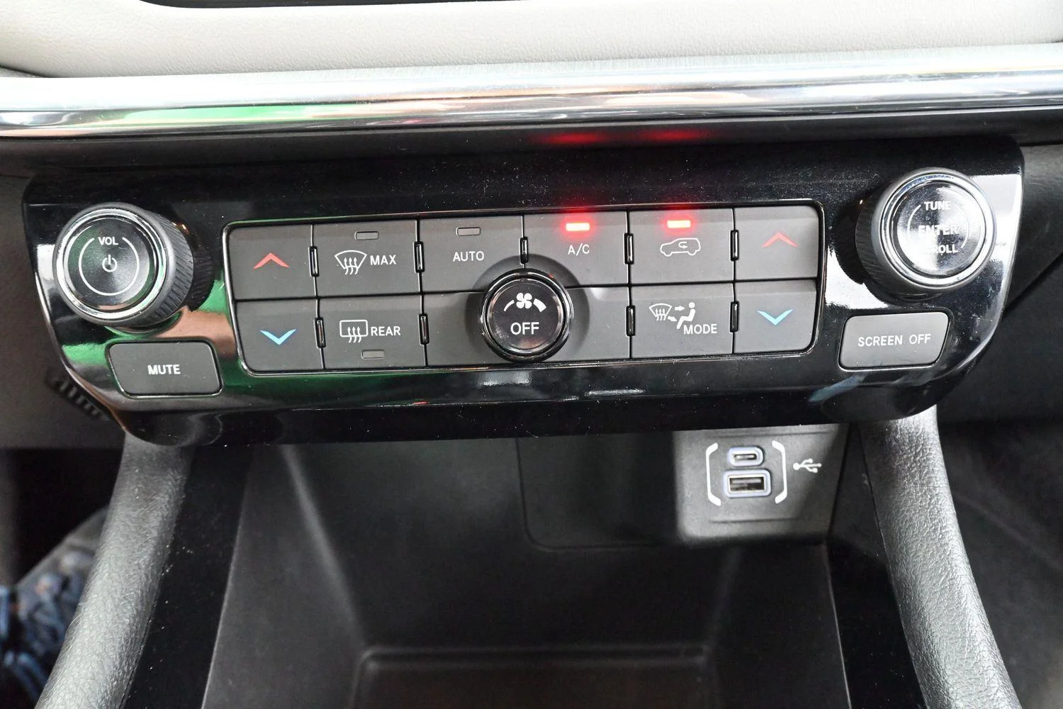 Used 2023 Diamond Black Crystal Pearlcoat Jeep Limited image 22