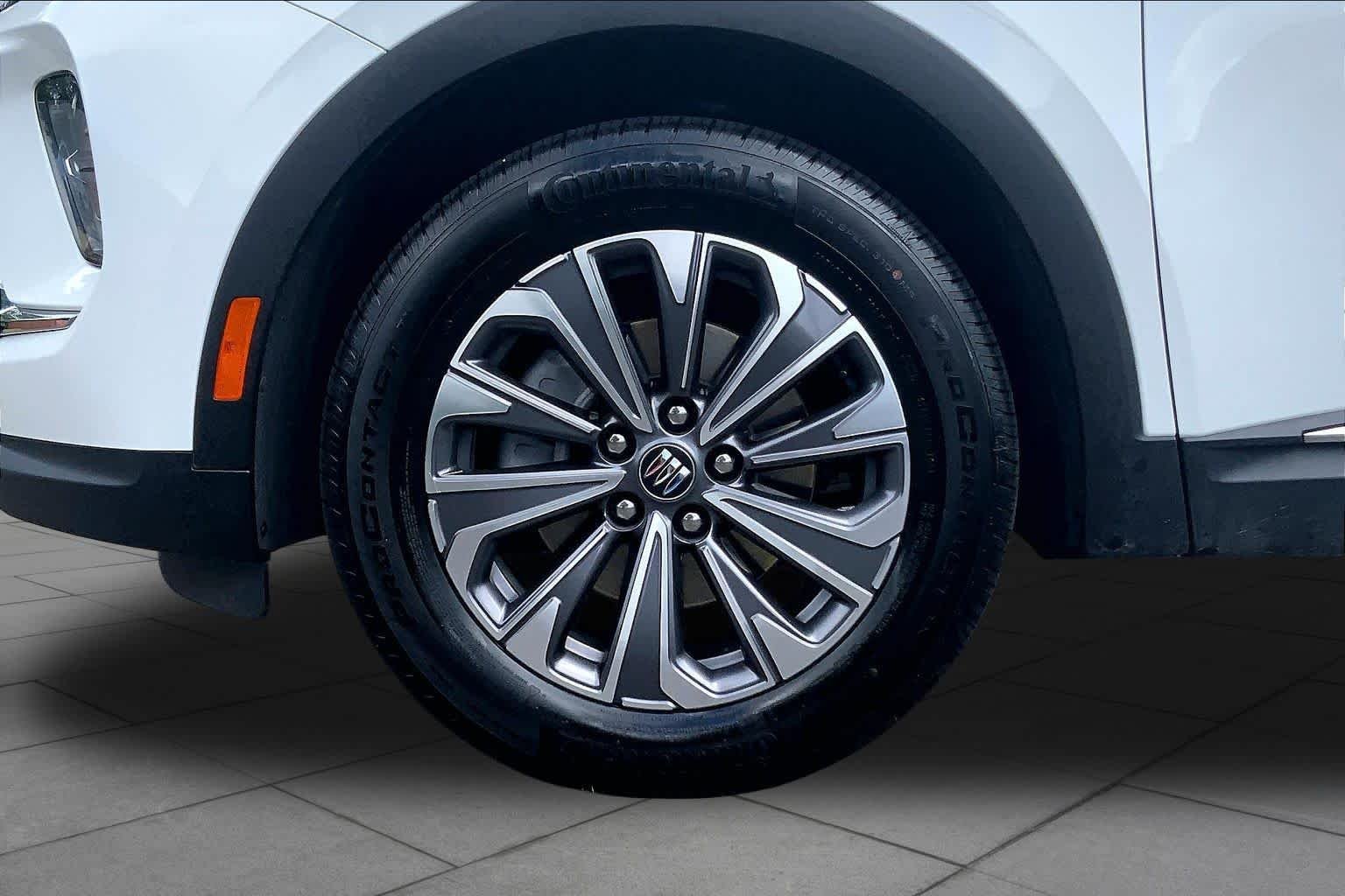 Used 2025 Summit White Buick Preferred image 11