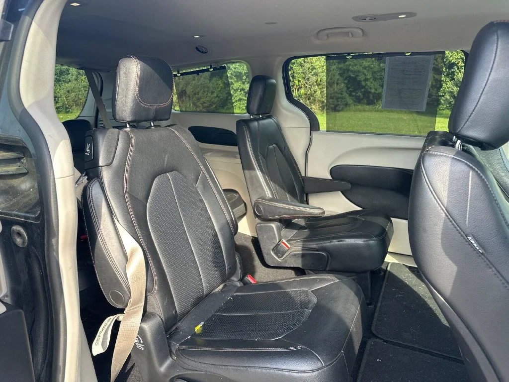Used 2019 Gray Chrysler Touring L image 18