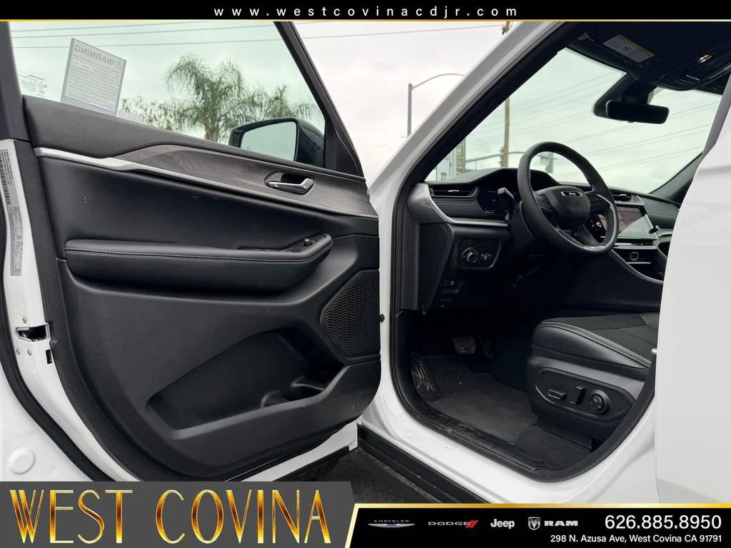 New 2026 Bright White Clear-Coat Exterior Paint Jeep Altitude image 15