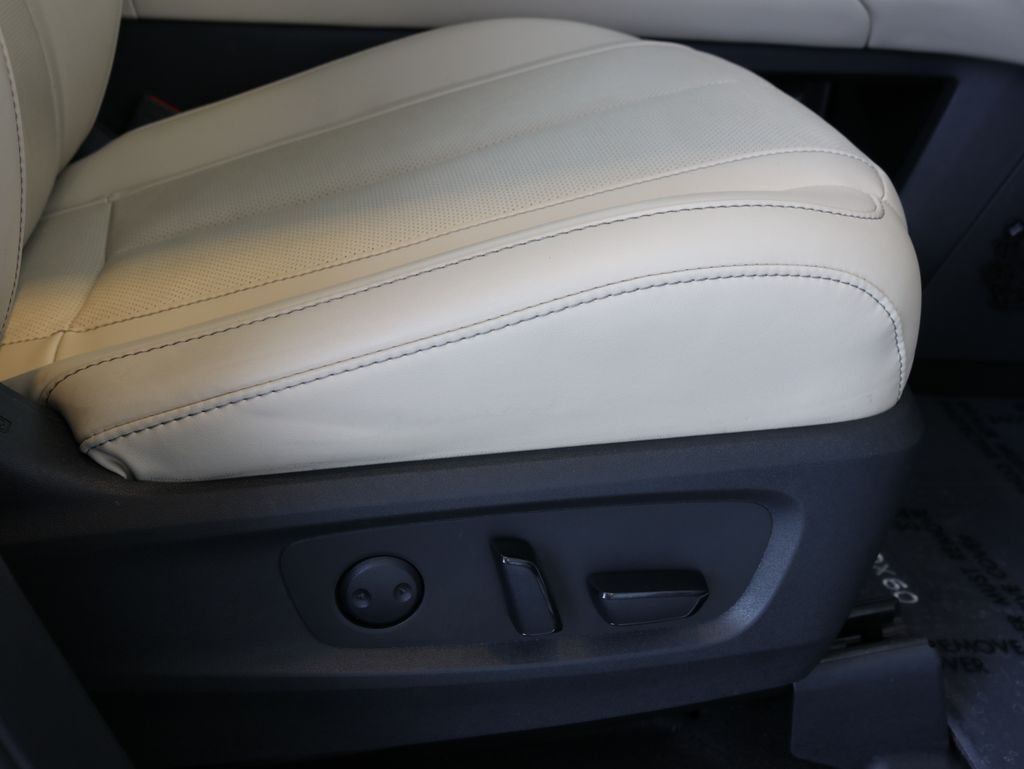 Used 2023 White INFINITI LUXE image 50