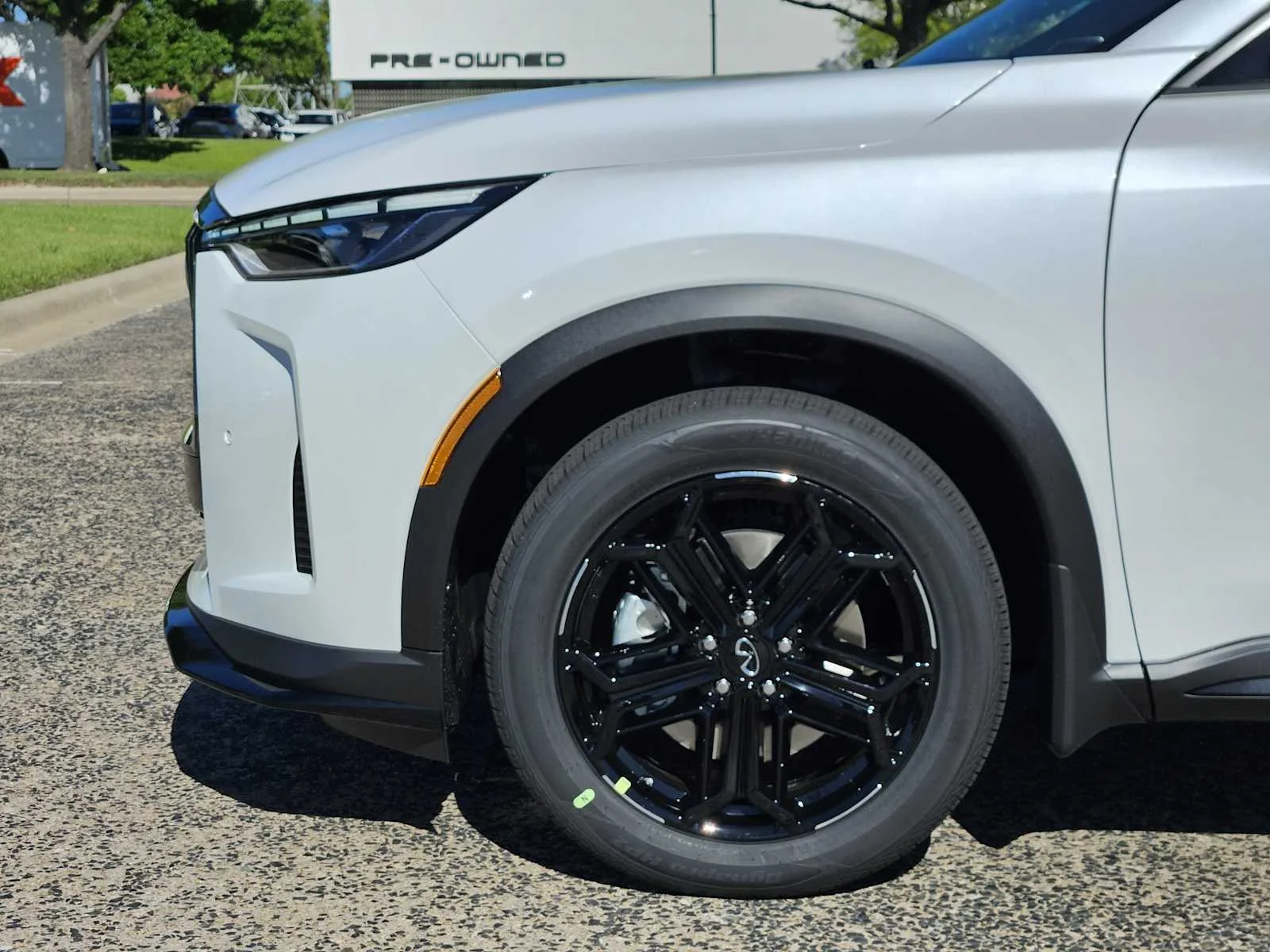 New 2026 RADIANT WHITE INFINITI Sport AWD image 5