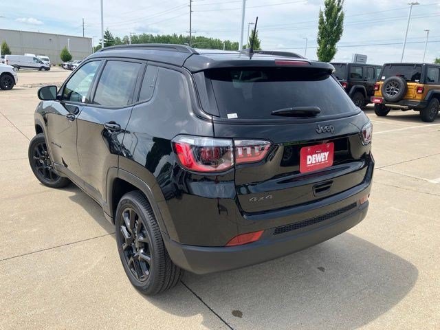 New 2026 Diamond Black Crystal Pearlcoat Jeep Latitude Altitude image 5