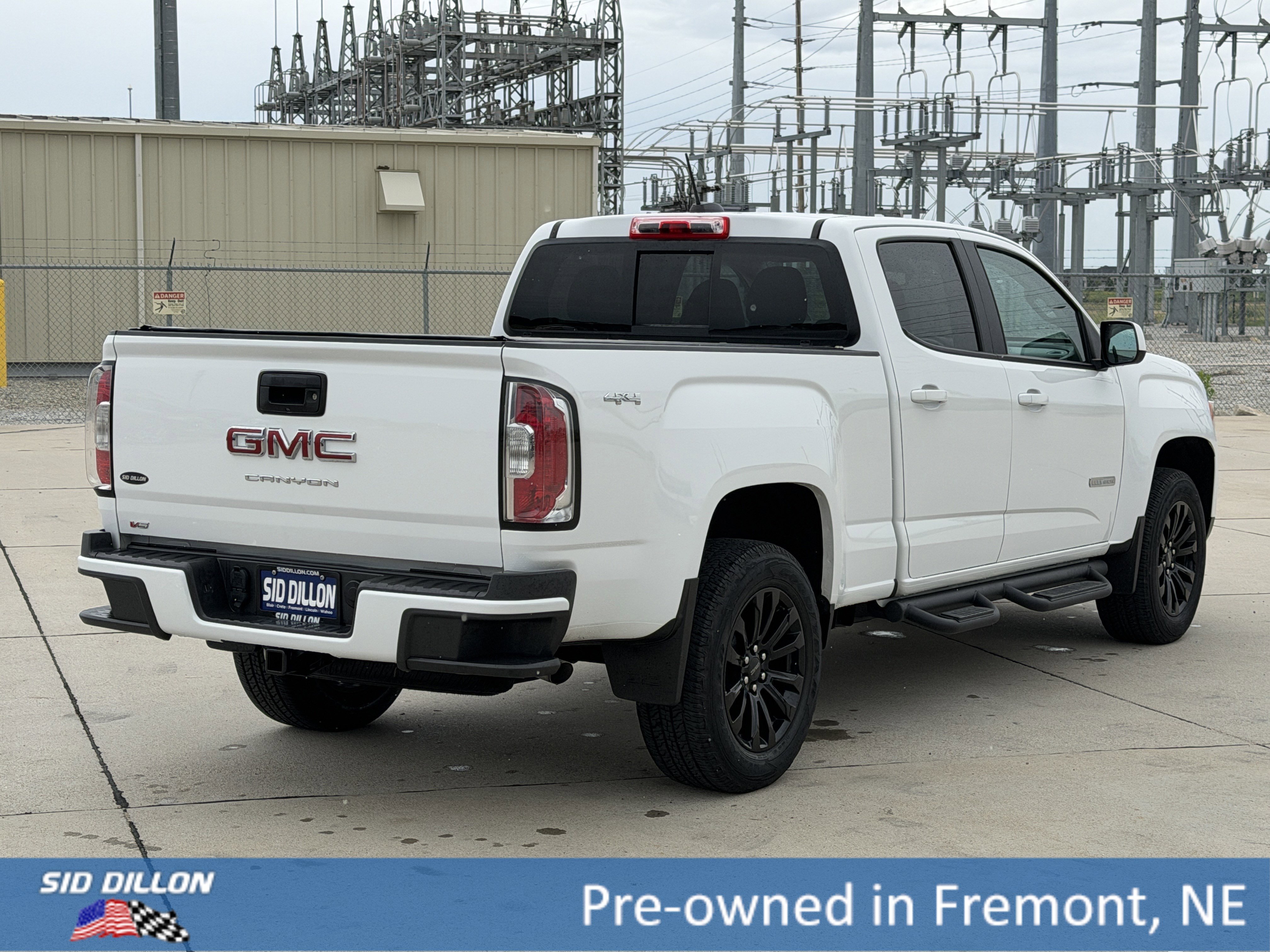 Used 2022 Summit White GMC 4WD Elevation image 4