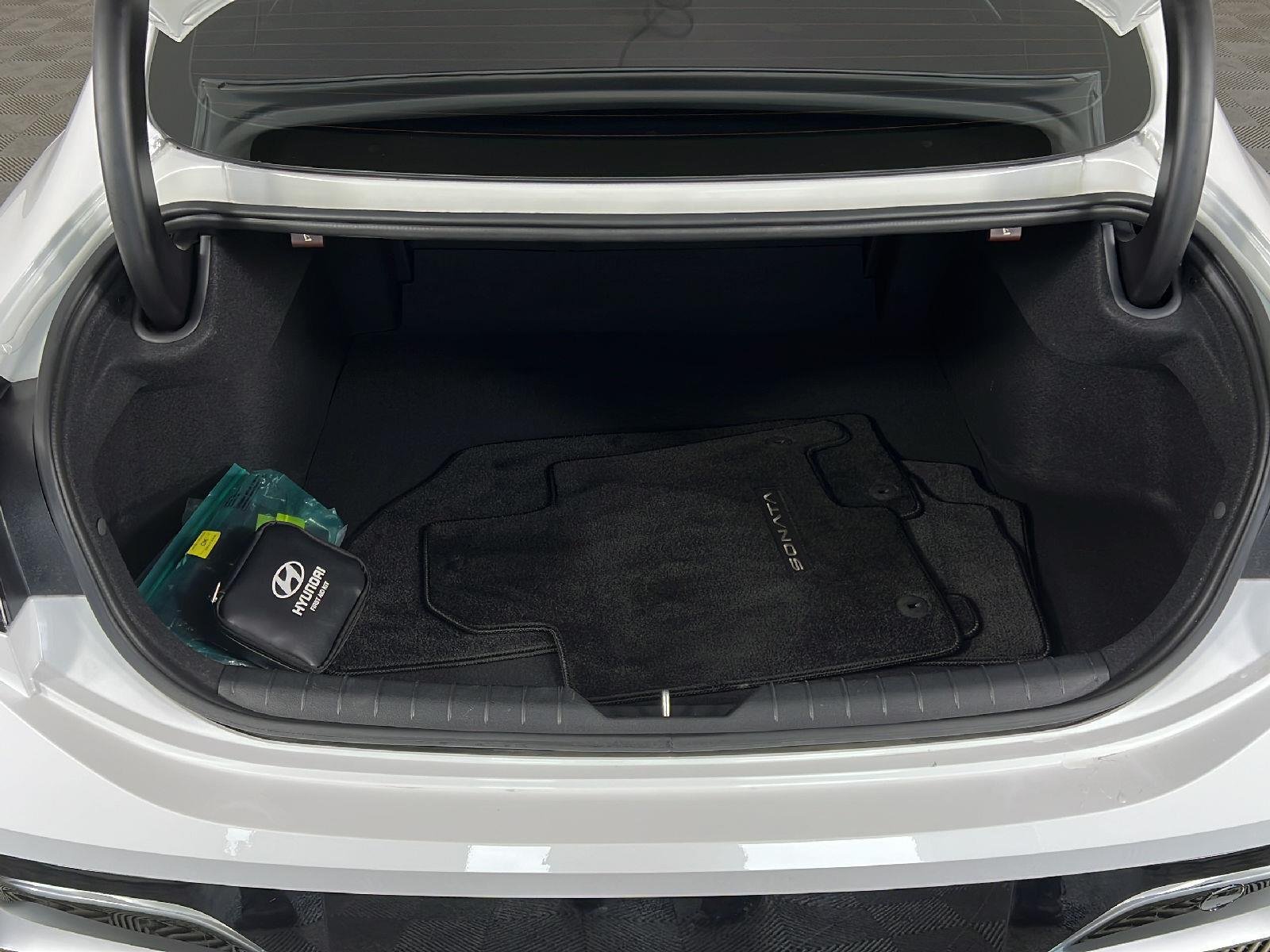 Used 2025  Hyundai  image 21