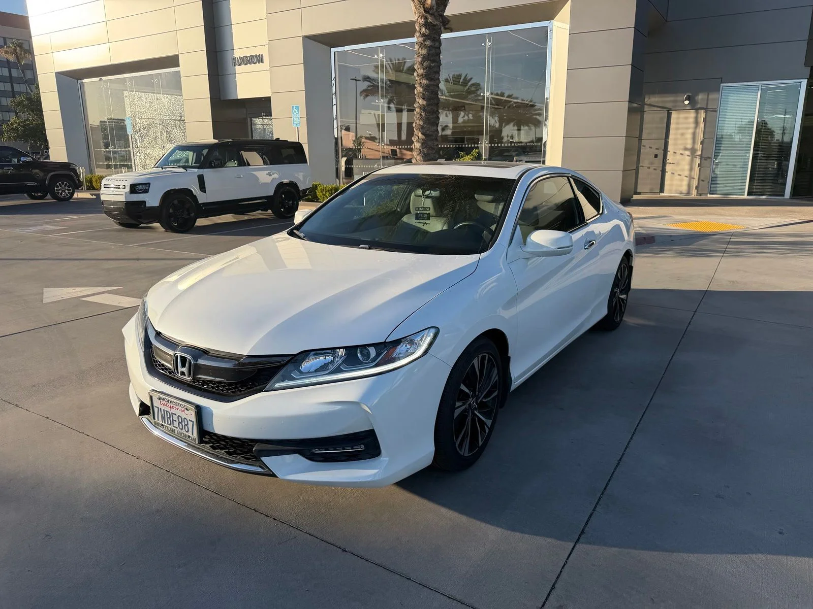 Used 2016 White Honda EX-L image 1