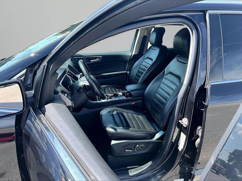 Used 2019 Black Ford SEL image 25