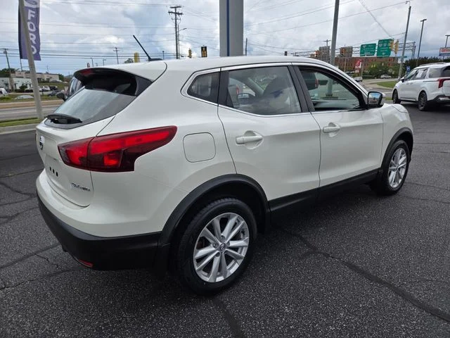 Used 2018 White Nissan  image 8