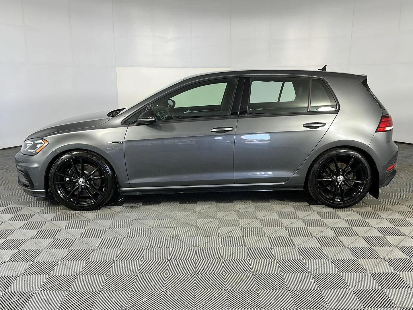 Used 2019 Indium Gray Metallic Volkswagen 4Motion image 4
