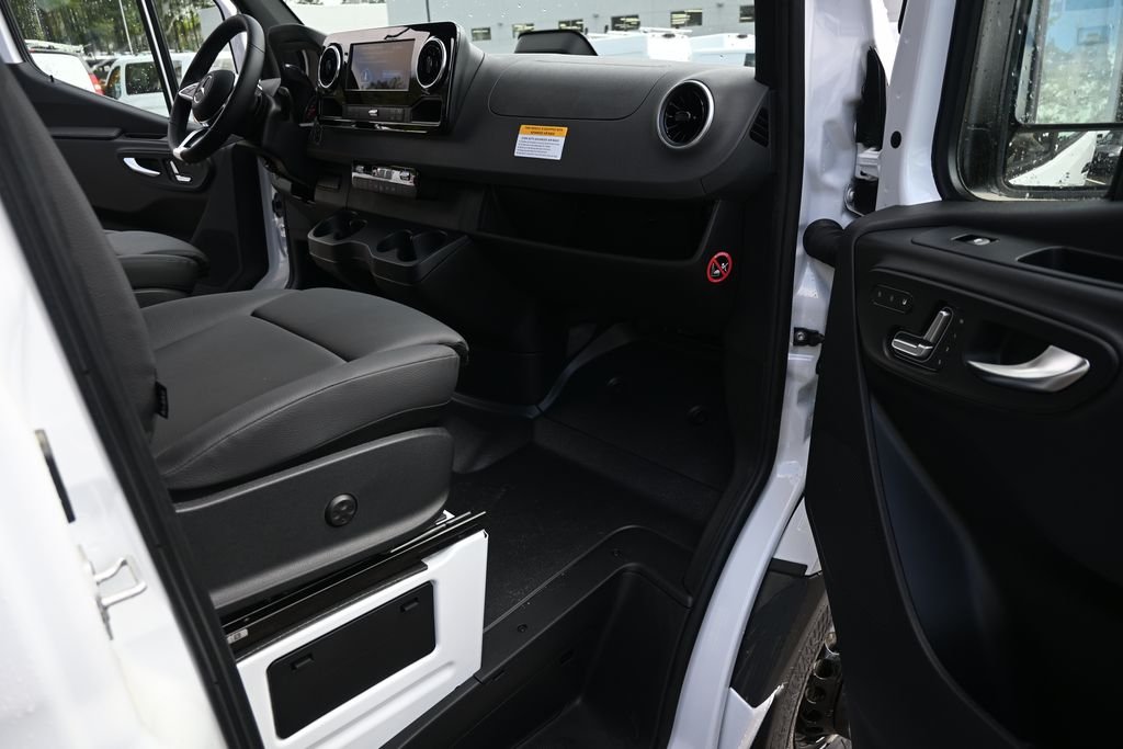 Used 2026 Arctic White Mercedes-Benz Cargo 170 WB image 18