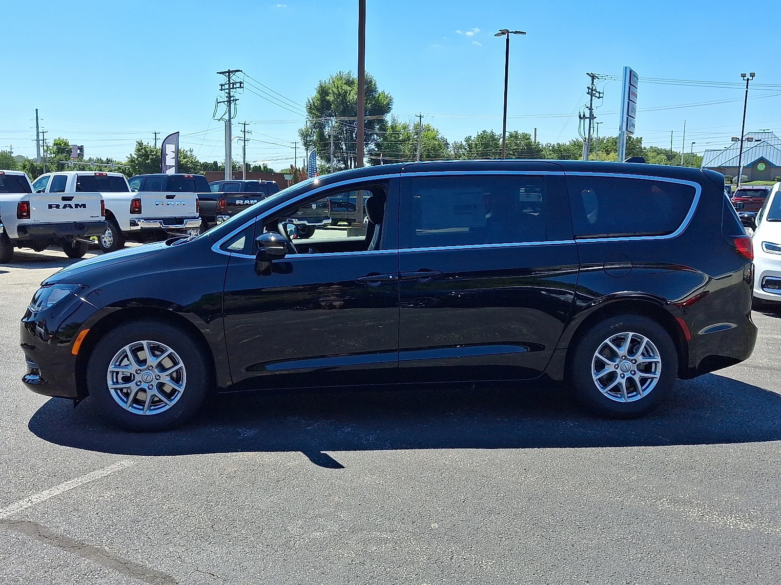 New 2026 Diamond Black Crystal Pearl-Coat Exterior Paint Chrysler LX image 5