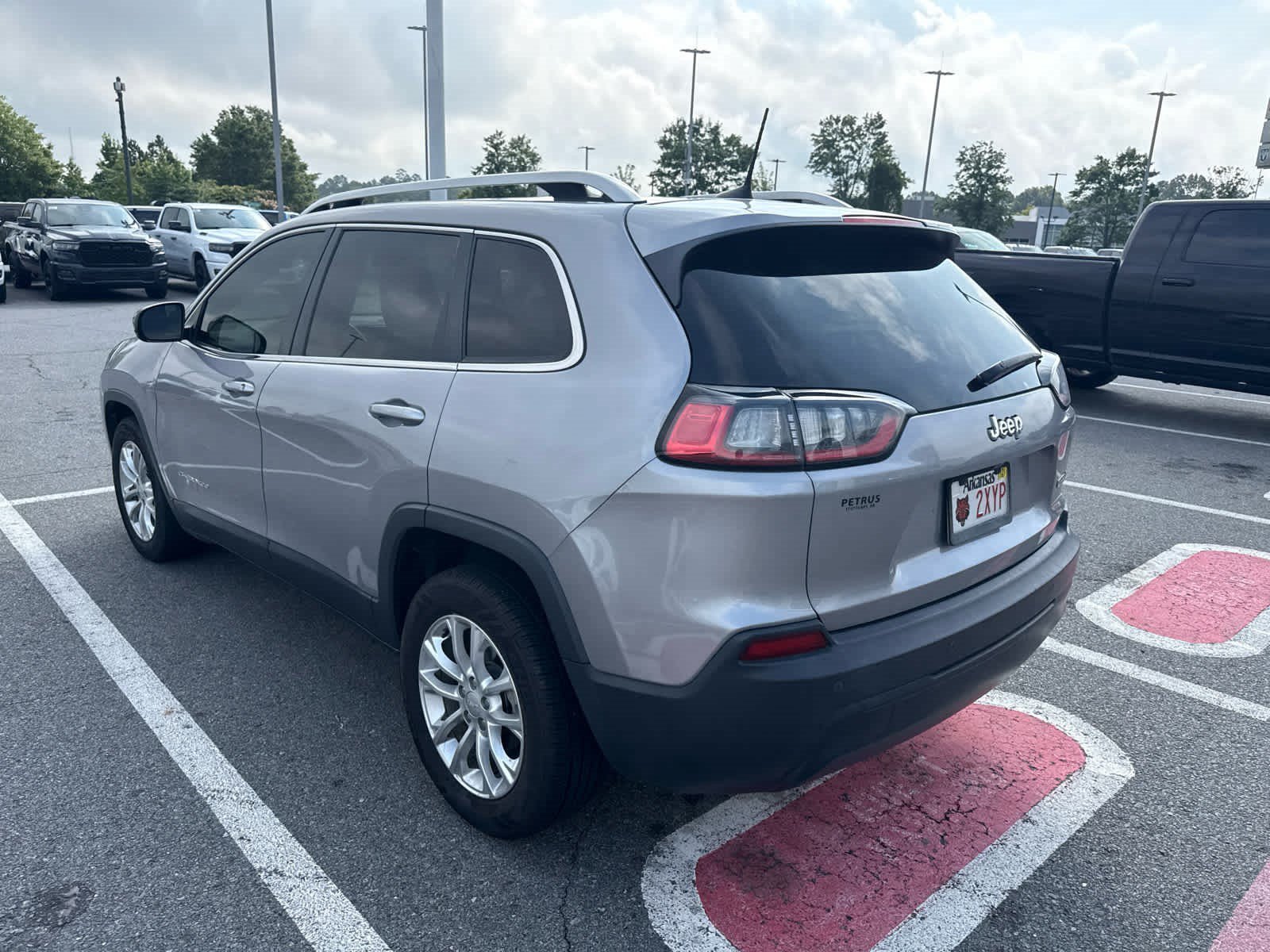Used 2019 Billet Silver Metallic Clearcoat Jeep Latitude image 4