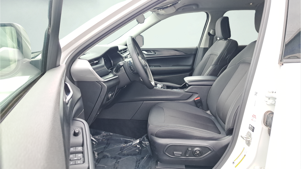 Used 2023 White Jeep Laredo image 10