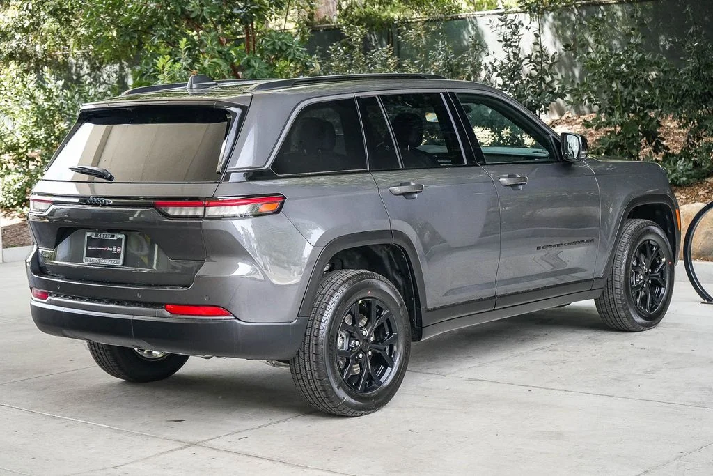 New 2026 Baltic Gray Metallic Clear-Coat Exterior Paint Jeep Altitude image 6