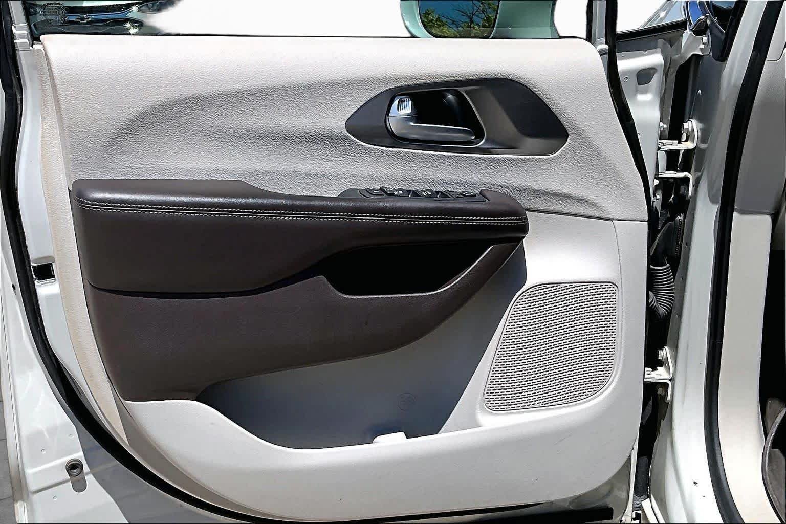 Used 2017 Tusk White Chrysler Touring-L Plus image 18