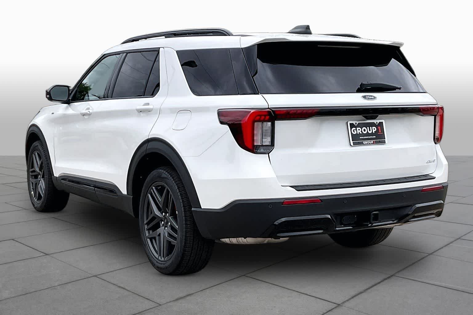 New 2026 Star White Metallic Tri-Coat Ford ST-Line image 12