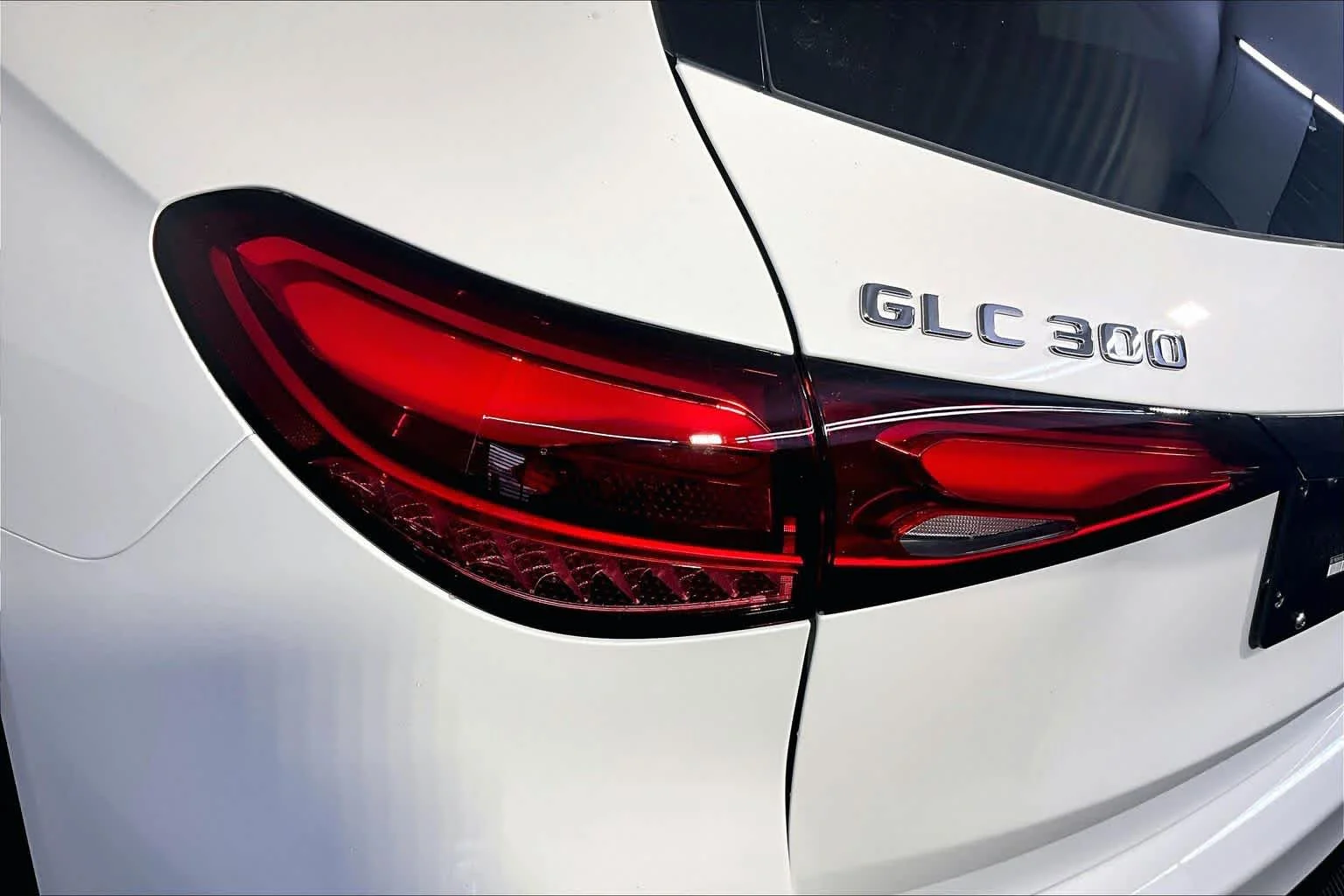 New 2026 MANUFAKTUR Moonlight White Metallic Mercedes-Benz GLC 300 image 5