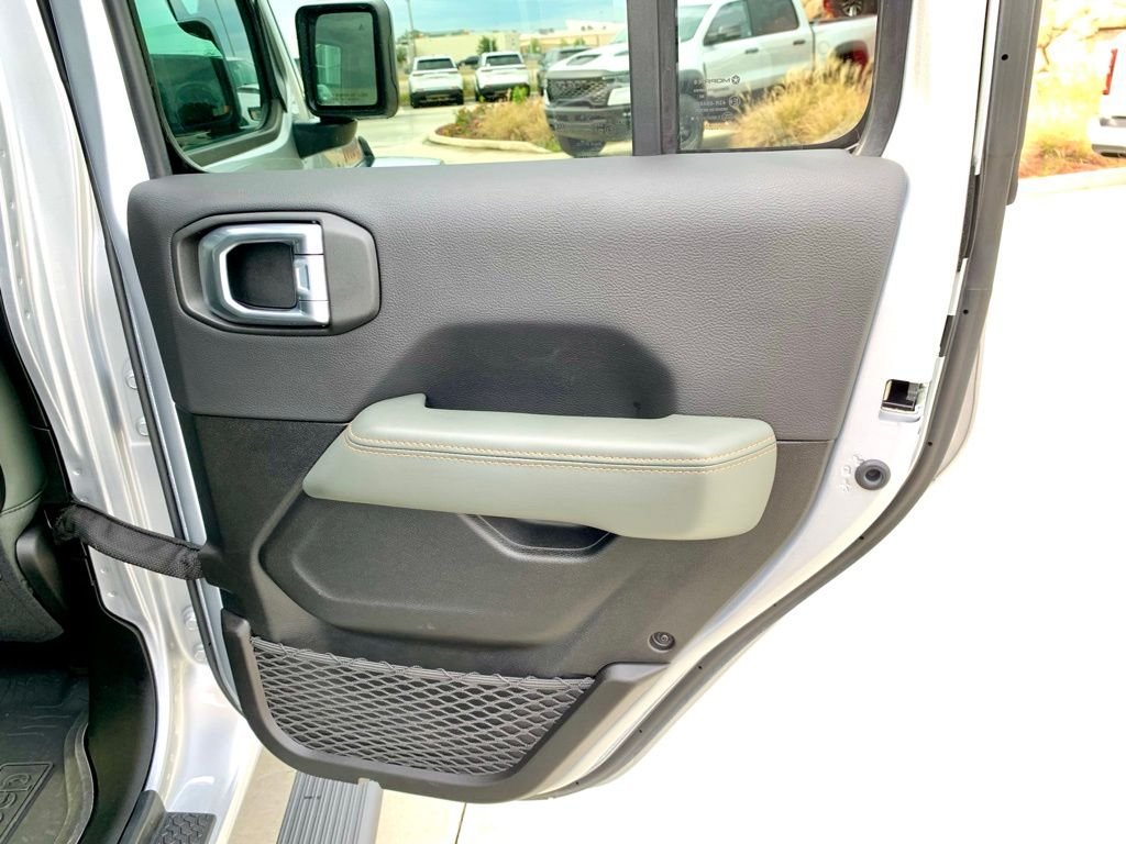 Used 2024 Silver Jeep Mojave image 23