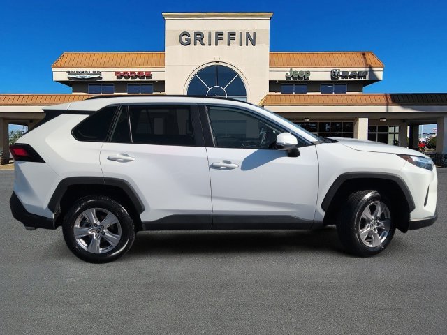 Used 2025 White Toyota XLE image 3