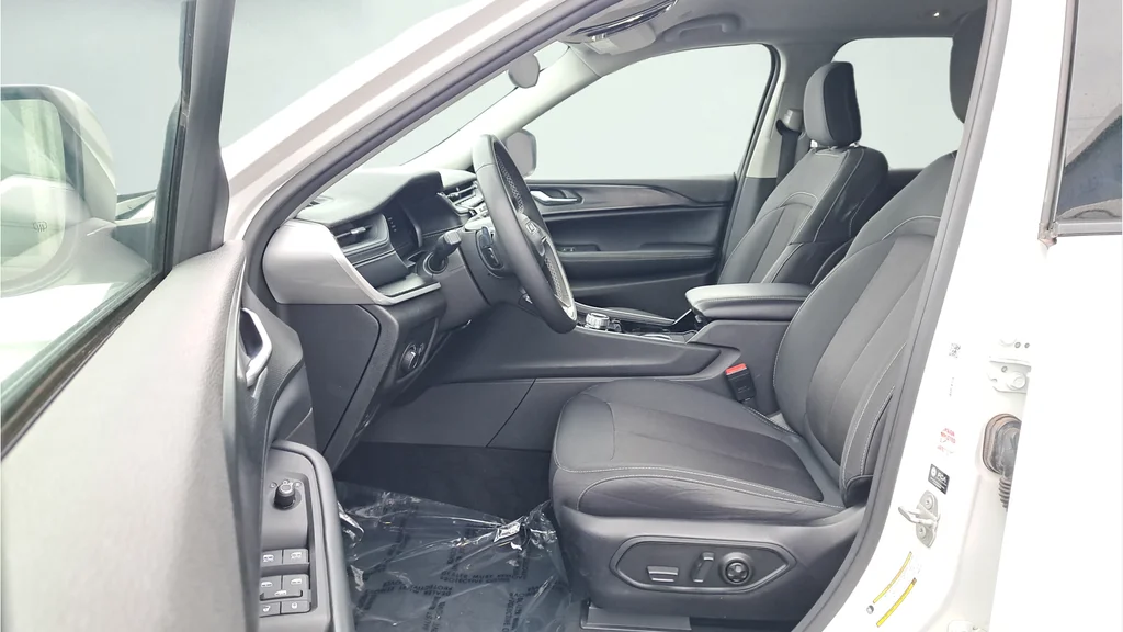 Used 2023 White Jeep Laredo image 10