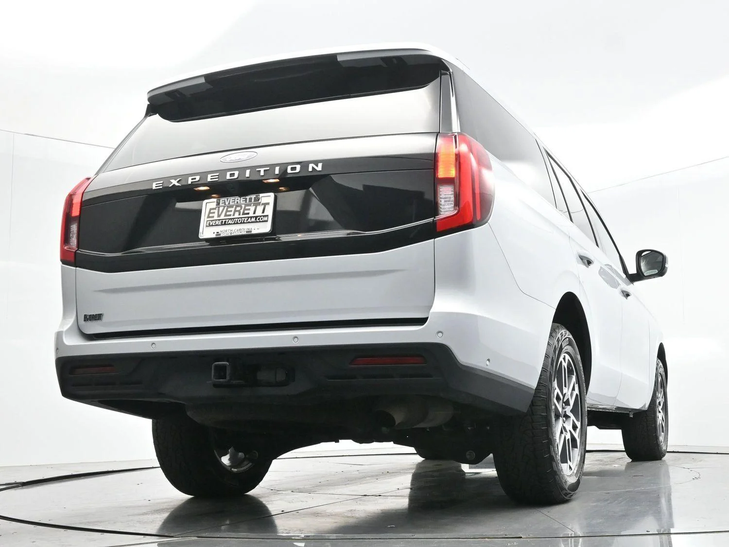 Used 2025 Space Silver Metallic Ford Active image 47
