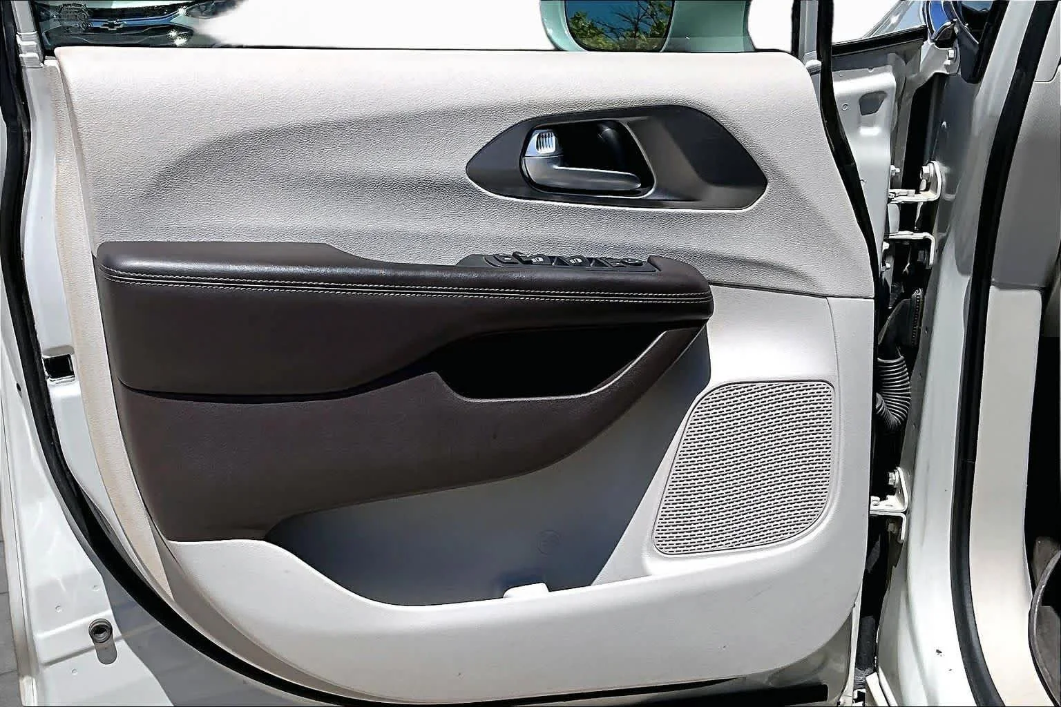 Used 2017 Tusk White Chrysler Touring-L Plus image 22
