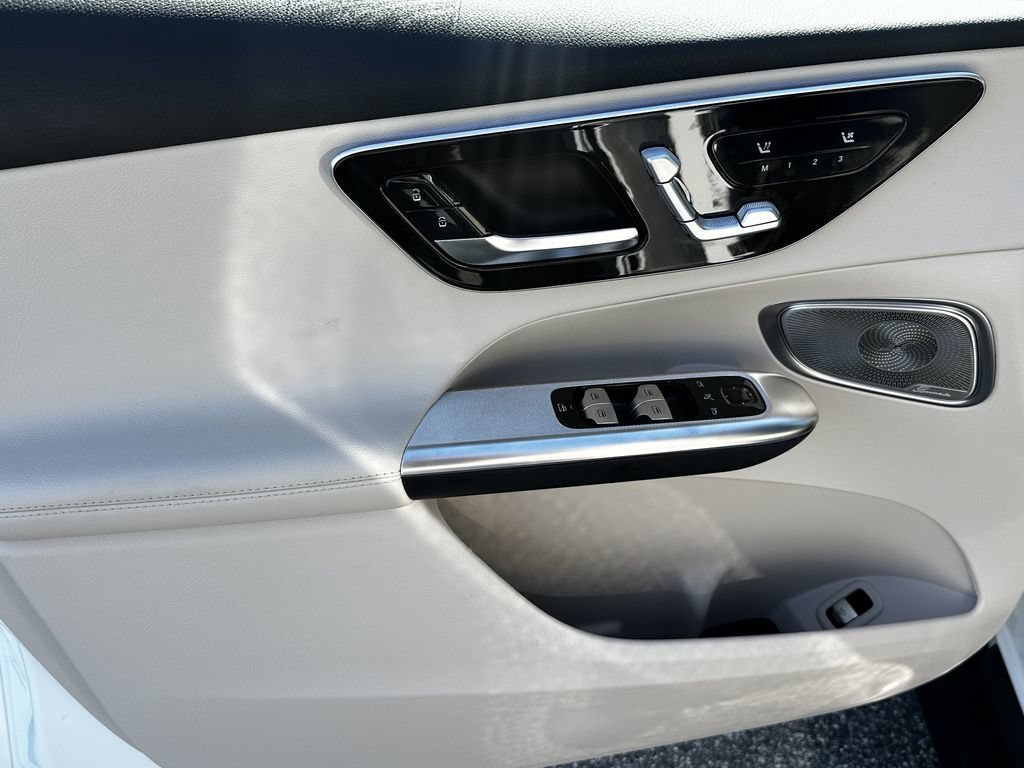 New 2026 Polar White Mercedes-Benz GLC 300 image 11