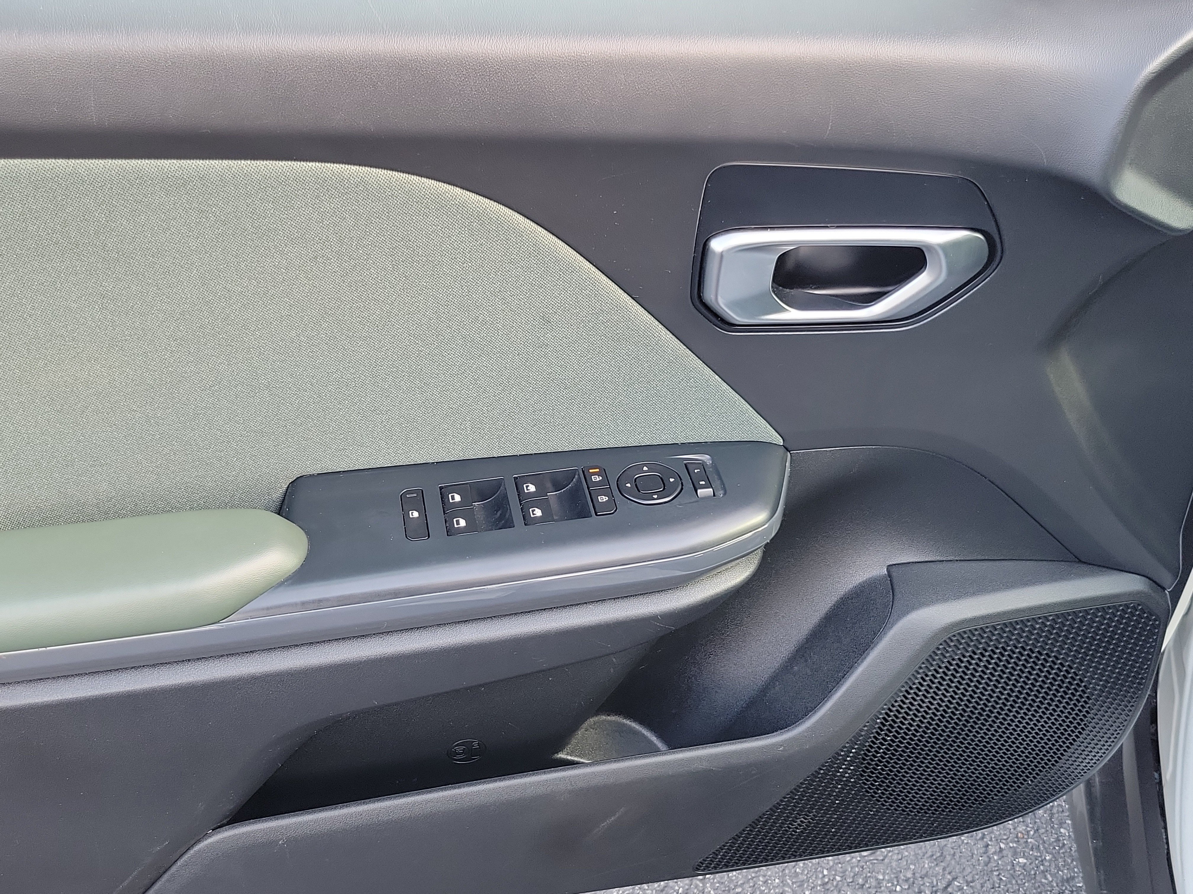 Certified Used 2025 Snow White Pearl Kia EX image 18