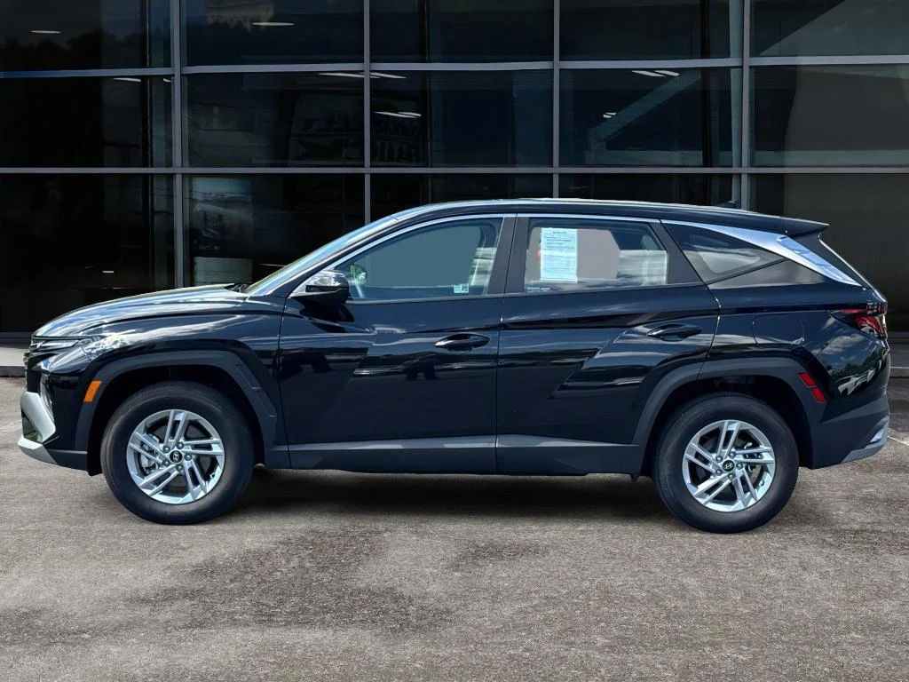 Used 2025 Phantom Black Hyundai SE image 8