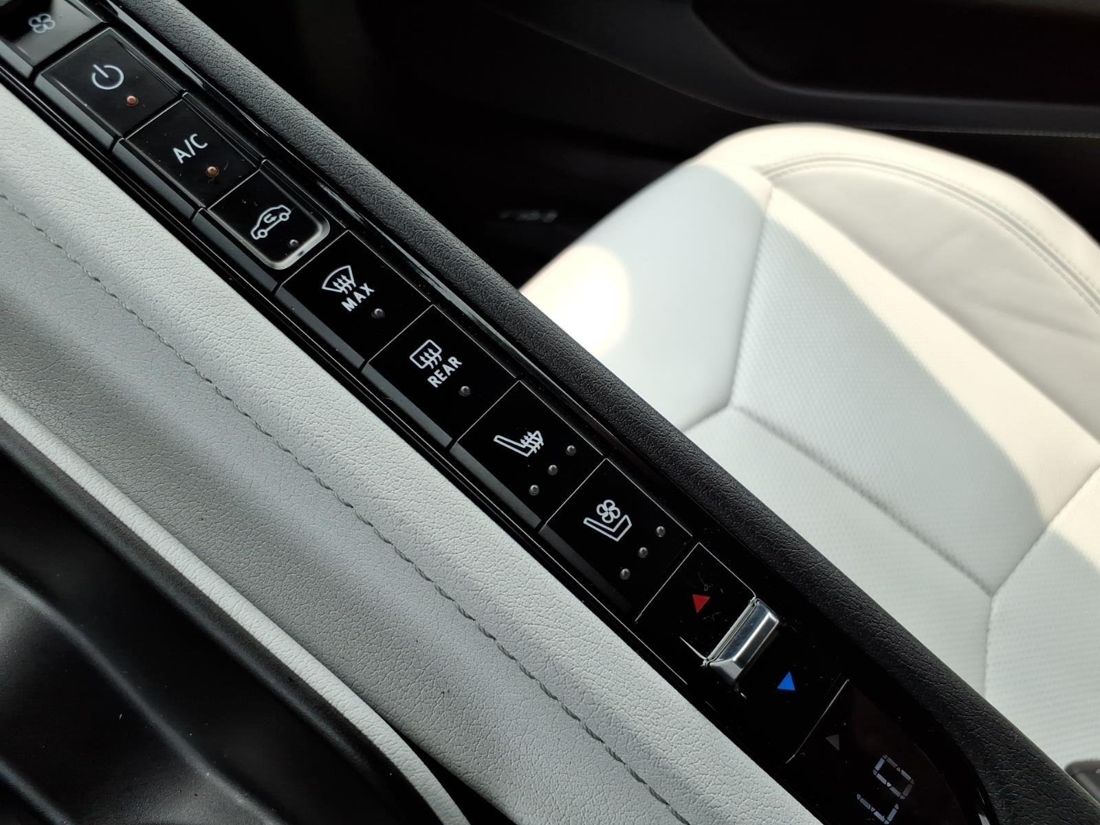 Used 2022 Arctic White Chevrolet 2LT image 27