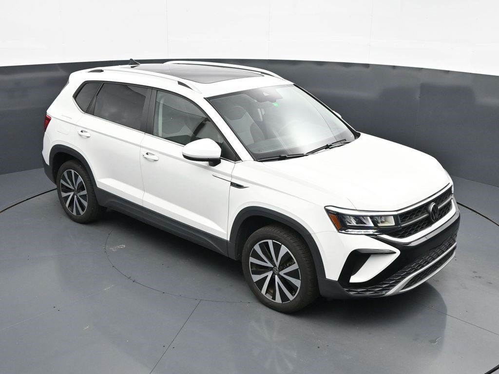 Used 2023 Pure White Volkswagen SE image 10