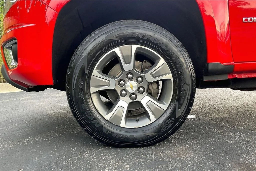 Used 2015 Red Chevrolet Z71 image 9