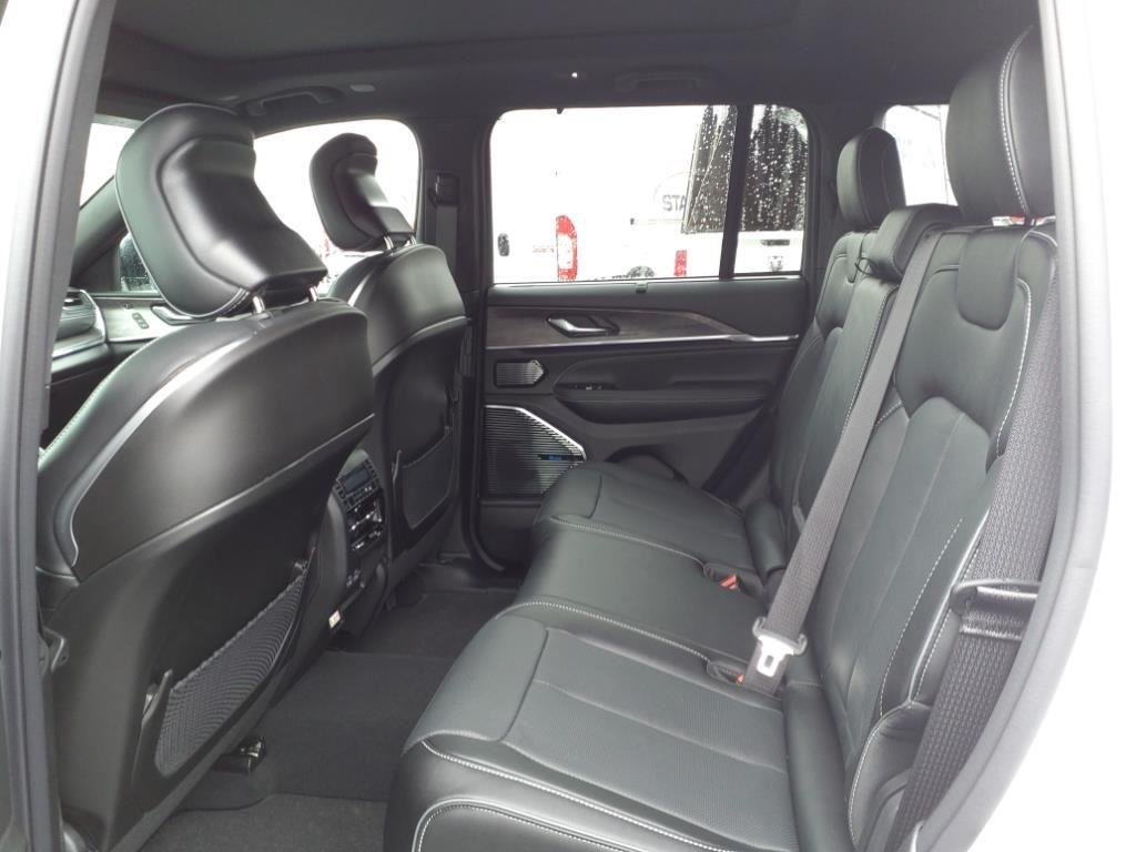 New 2024 Bright White Clear-Coat Exterior Paint Jeep Overland image 28