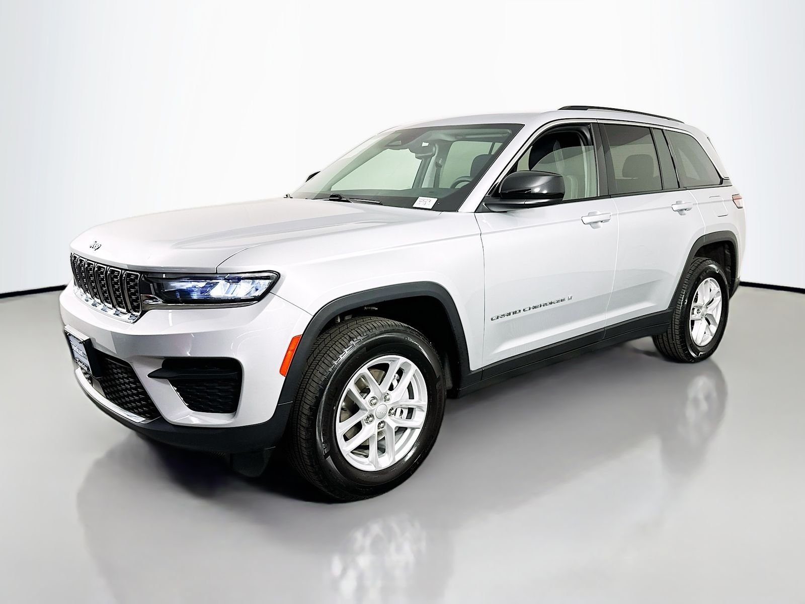 Used 2024 Silver Zynith Jeep Laredo X image 3