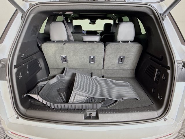 Used 2025 White Frost Tricoat Buick Avenir image 28