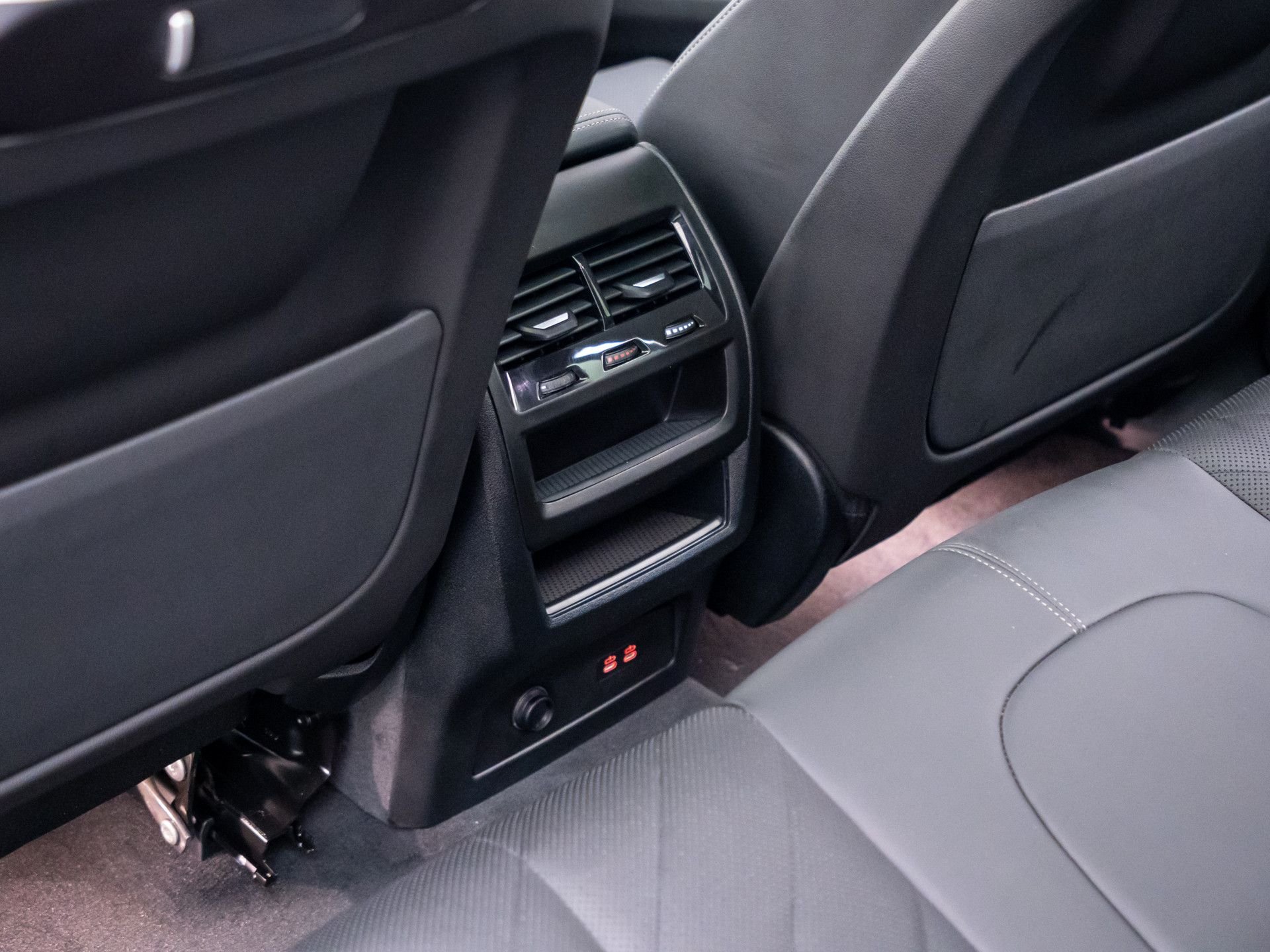 New 2026 Carbon Black Metallic BMW xDrive50e image 20