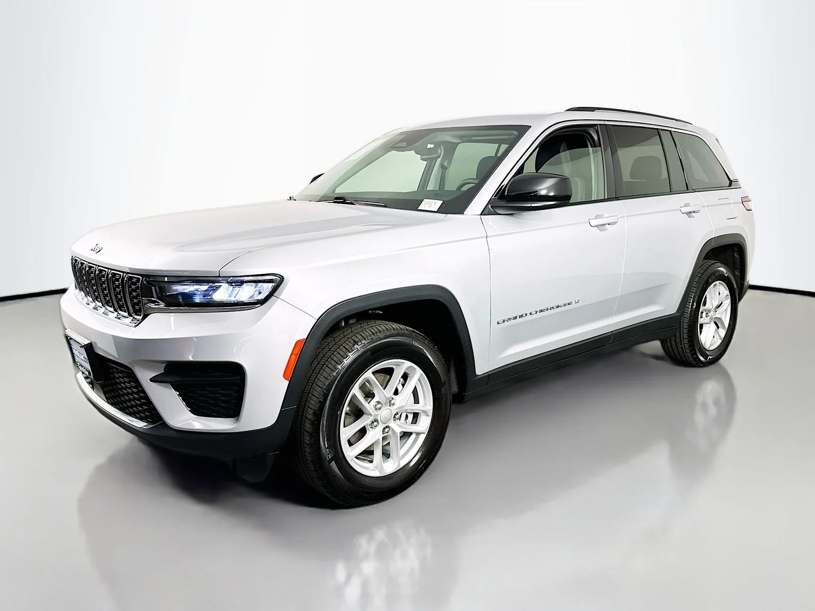 Used 2024 Silver Jeep Laredo X image 3
