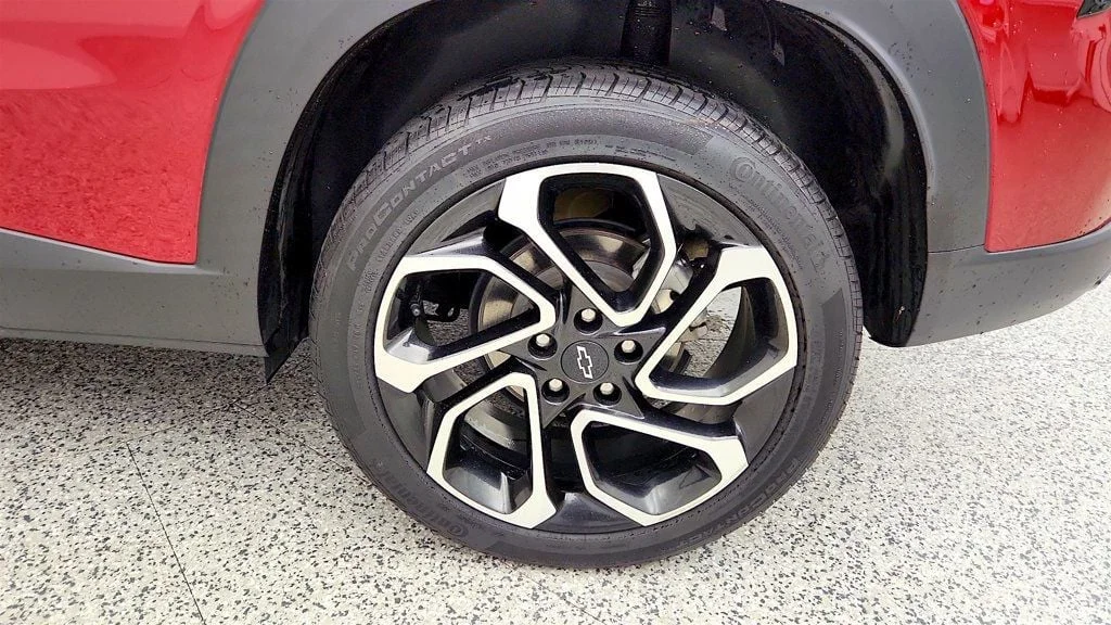 Used 2024 Crimson Metallic Chevrolet FWD 4dr 2RS w/ Driver Confidence Pkg image 9