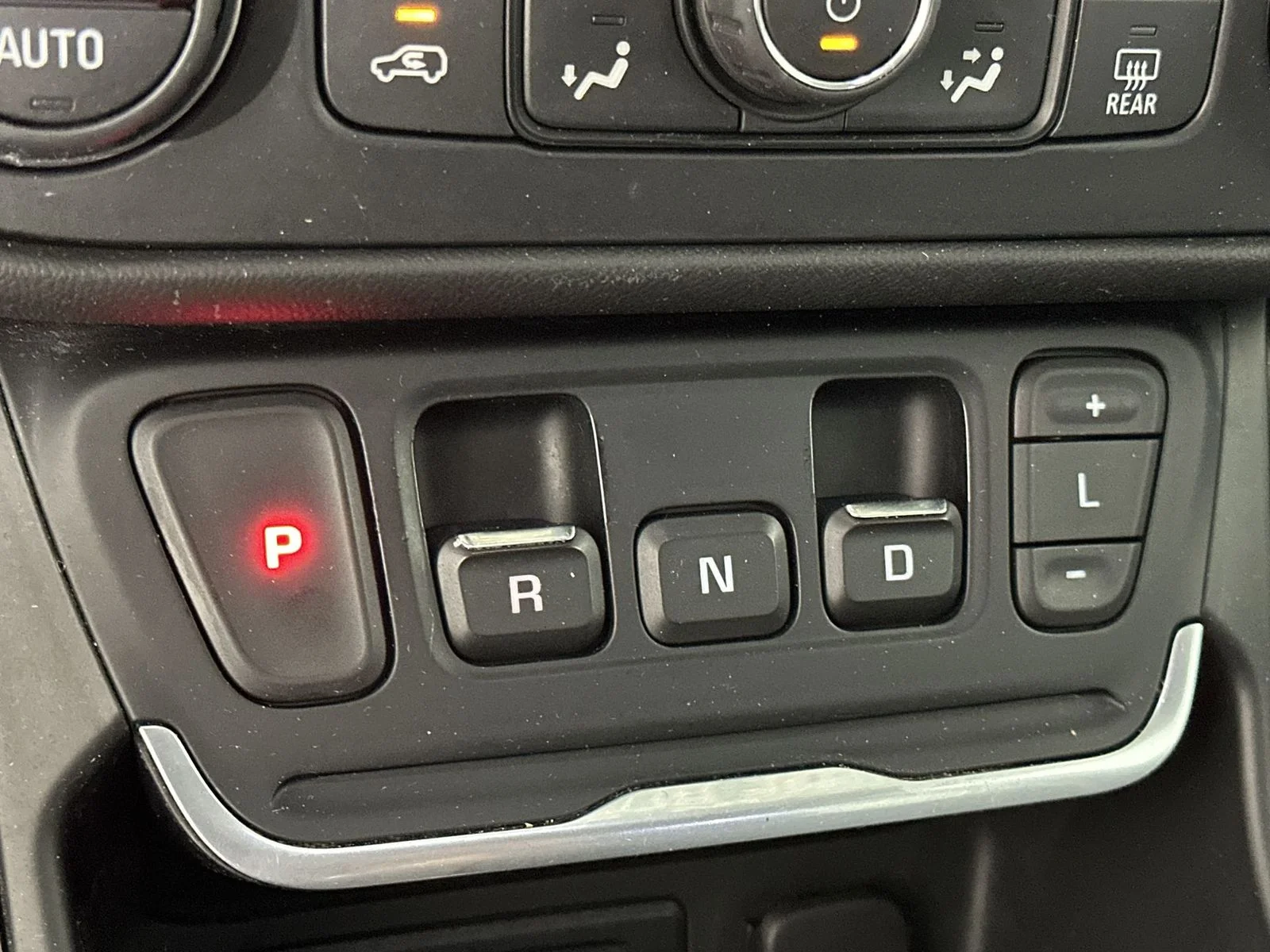 Used 2018 White GMC SLT image 20